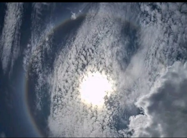 வானில் அதிசய ஒளிவட்டம்….. வியந்து போன மக்கள்…. எதனால் தோன்றுகிறது தெரியுமா….?????