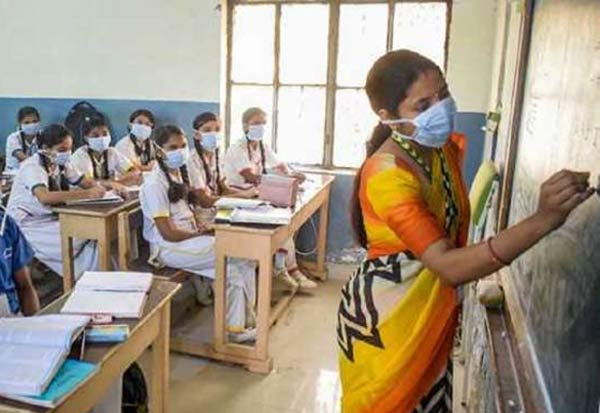 “செல்போன் பேசக் கூடாது” தமிழக ஆசிரியர்களுக்கு பரந்த முக்கிய நெறிமுறைகள்…. என்னென்ன தெரியுமா…..????