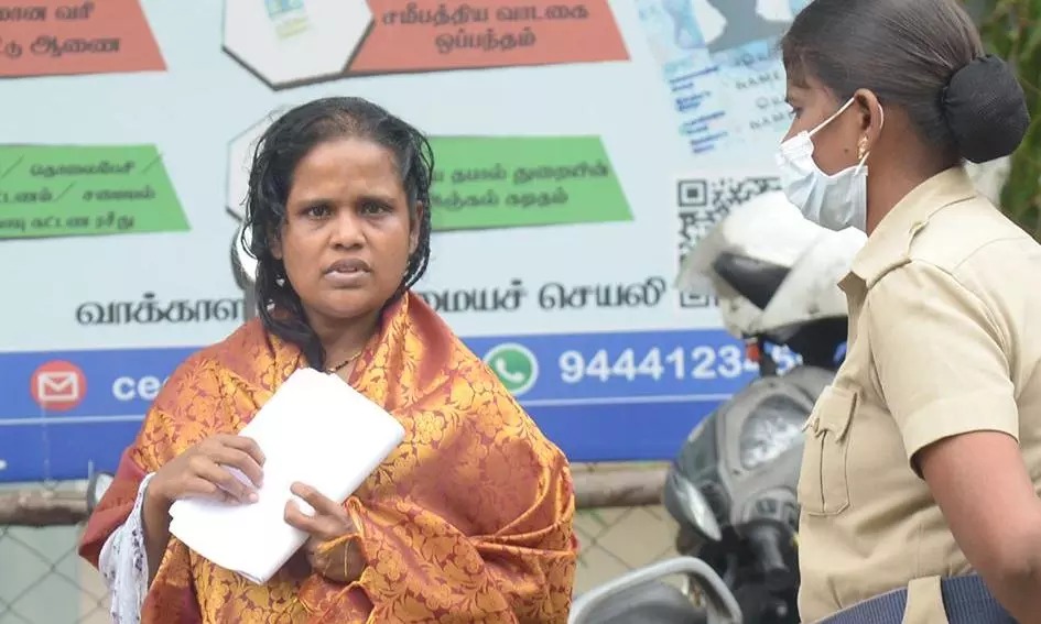 கலெக்டர் அலுவலகம்: திடீரென தீக்குளிக்க முயன்ற பெண்…. பரபரப்பு சம்பவம்….!!!!!