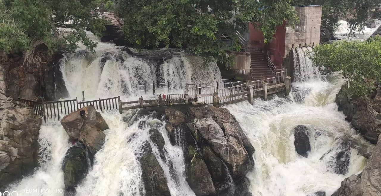 கனமழை எதிரொலி!… 10 ஆயிரம் கன அடியாக அதிகரித்த ஒகேனக்கல் நீர்வரத்து…. பயணிகள் குளிக்க தடை….!!!!