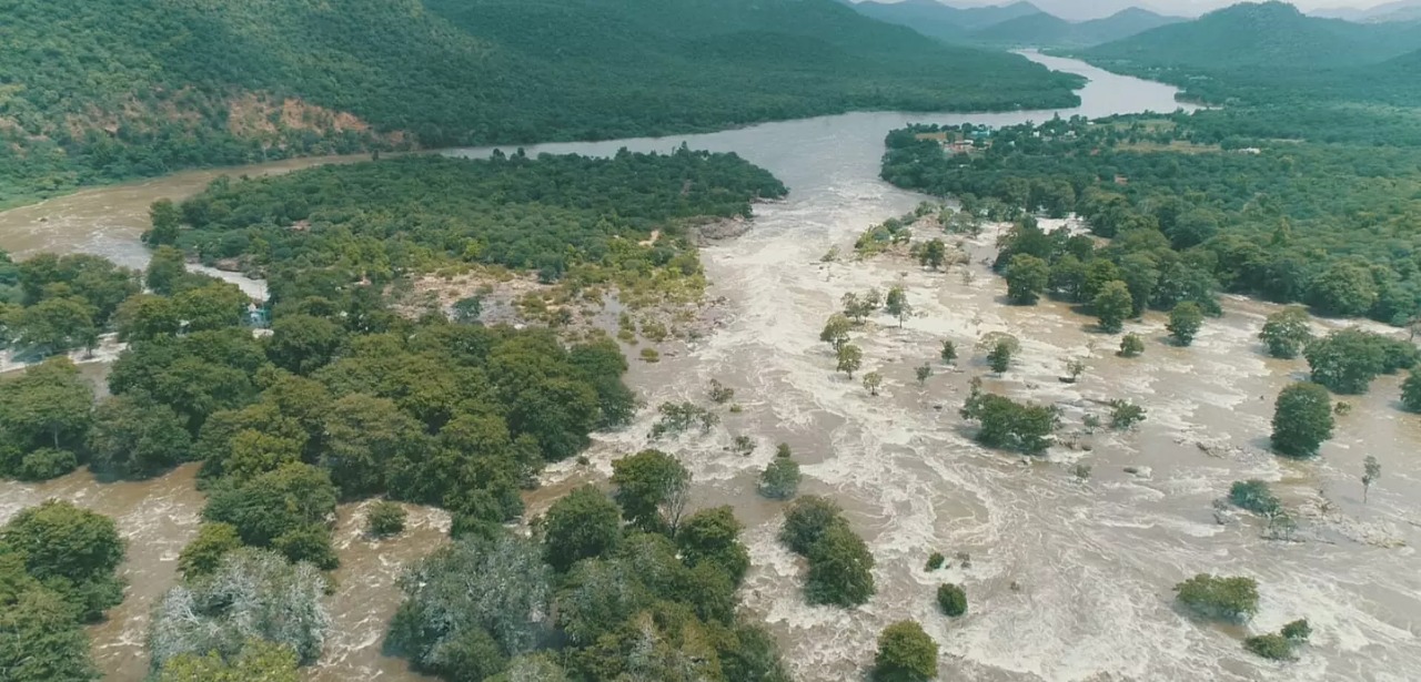 ஒகேனக்கல்: 9வது நாளாக வெள்ளப் பெருக்கு…. பொதுமக்களுக்கு விதிக்கப்பட்ட தடை….!!!!!