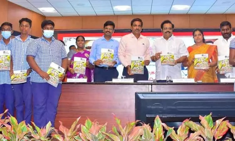 வேலூரில் “நான் முதல்வன் நிகழ்ச்சி”…. மாவட்ட ஆட்சியர் கையேடு வெளியிடு….!!!