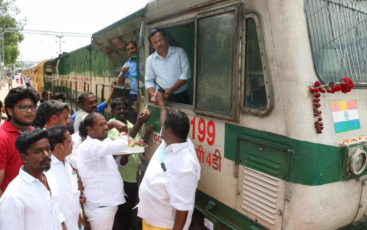 மீண்டும் இயக்கப்பட்ட பெங்களூர்- காரைக்கால் ரயில்…. சேலத்தில் மலர் தூவி வரவேற்பு…..!!!!