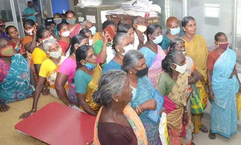 தேசிய ஊரக வேலை உறுதி திட்ட பணியாளர்கள் முற்றுகை…… இதுதான் காரணம்…. பெரும் பரபரப்பு….