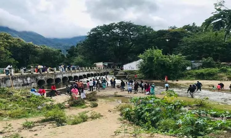 கோவை குற்றாலத்தில் குளிக்க தடை… சின்னாற்றில் குவிந்த சுற்றுலா பயணிகள்….!!!