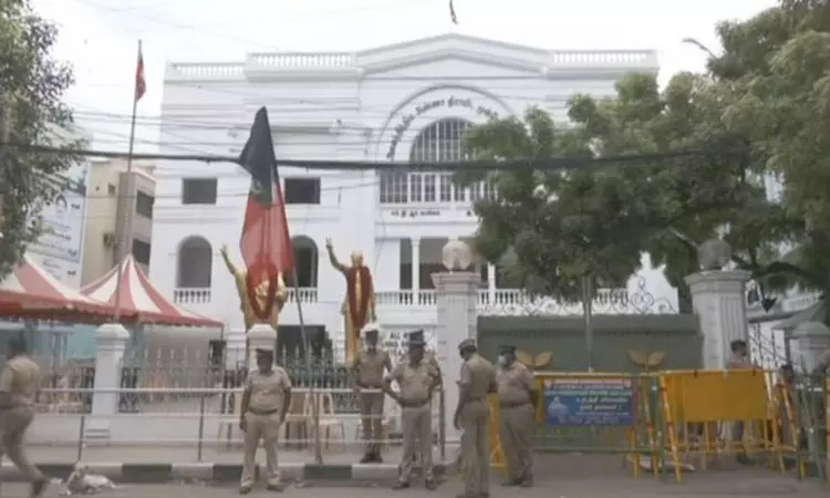 70க்கும் மேற்பட்ட போலீஸ் குவிப்பு….. அதிமுக தலைமை அலுவலகத்தில் பலத்த பாதுகாப்பு…..!!!!