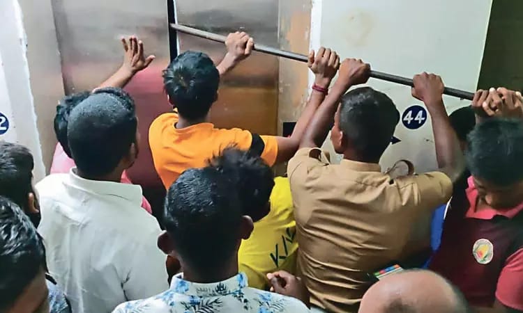 திடீரென பழுதாகி நின்ற லிப்ட்…. குழந்தை உள்பட 3 பேர் மாட்டிக்கொண்ட பரிதாபம்…. சென்னையில் பரபரப்பு….!!!