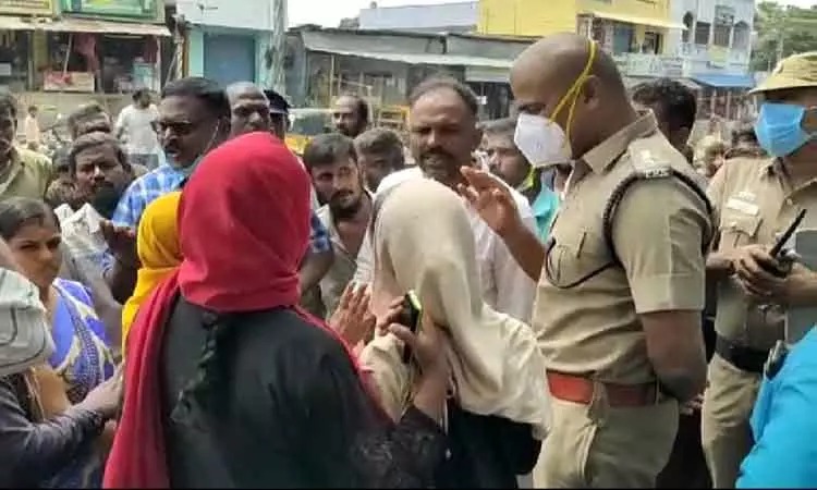 மாணவிகளிடம் அத்துமீறிய உடற்கல்வி ஆசிரியர்…. பொங்கி எழுந்த பெற்றோர்…. போலீஸ் நடவடிக்கை….!!!!!