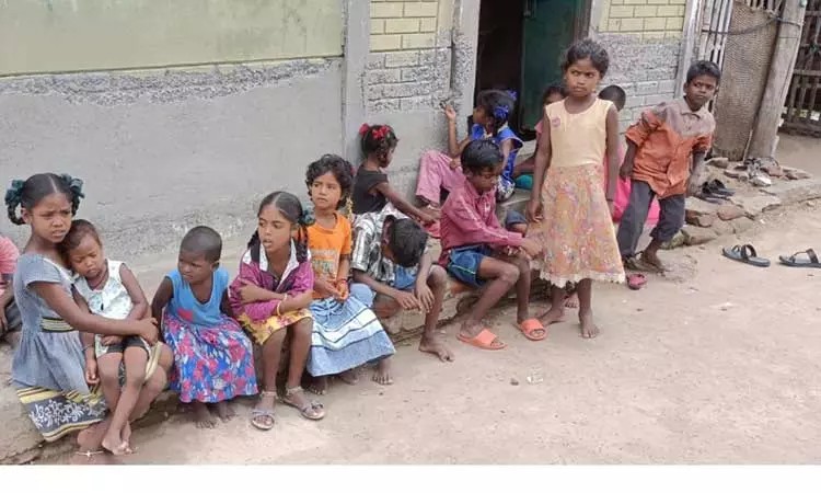 அங்கன்வாடி மையம் மூடல்…. திணறிய குழந்தைகள்…. பின் நடந்த சம்பவம்….!!!!!