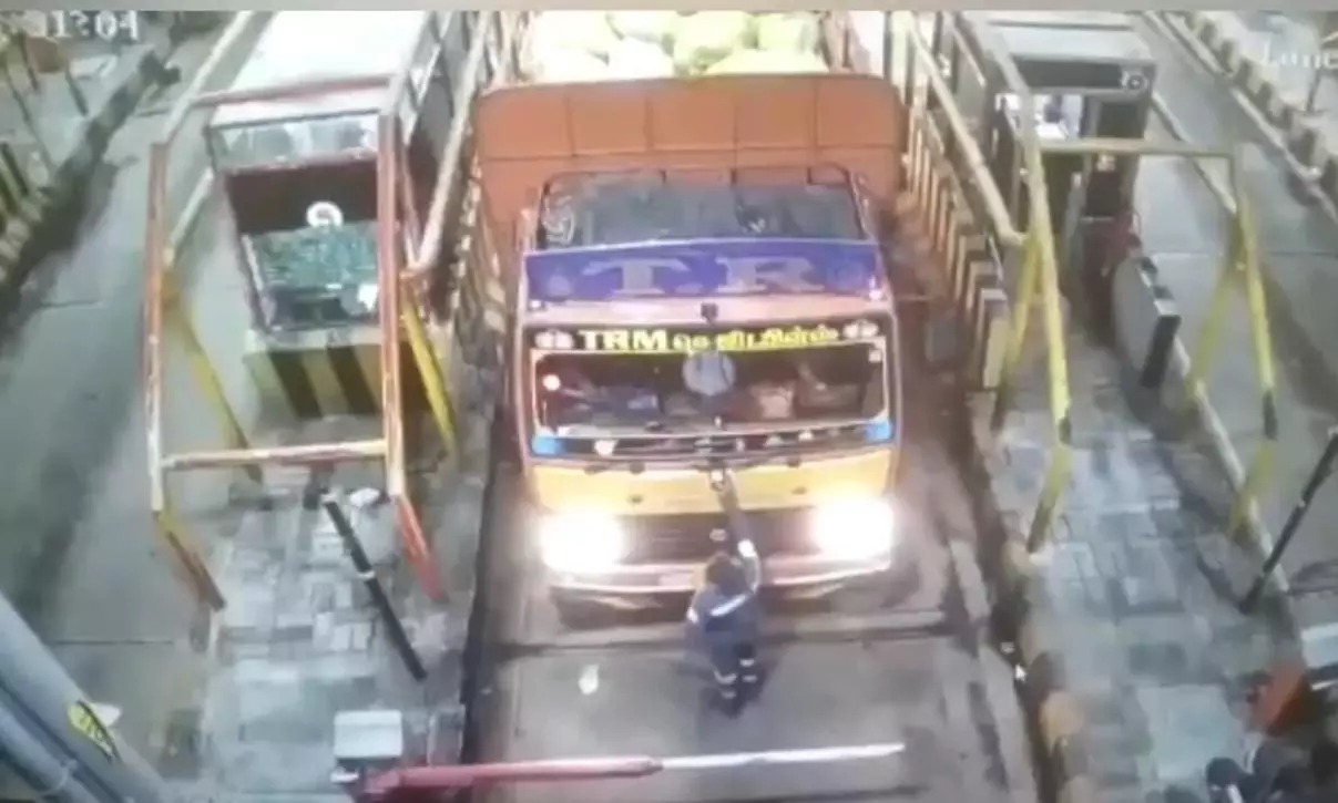 சுங்கச்சாவடியில் மோதி கொண்ட லாரிகள்…. பலத்த காயமடைந்த ஊழியர்…. பின் நடந்த சம்பவம்….!!!!