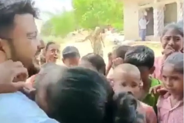 போகாதீங்க சார்….! அரசுப்பள்ளி ஆசிரியர் பின்….. அழுதுகொண்டே செல்லும் மாணவர்கள்….. நெகிழ்ச்சி வீடியோ….!!!!