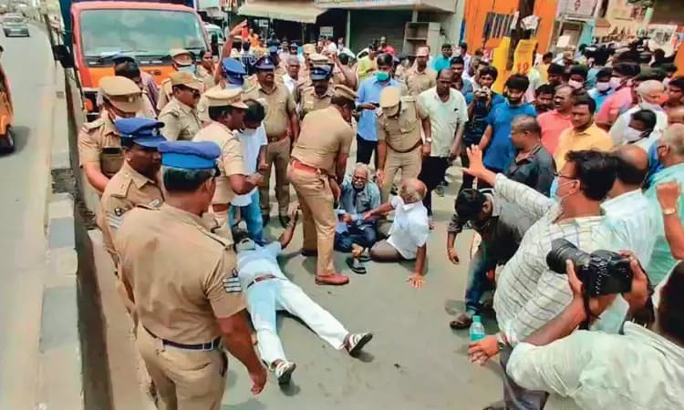 “வாடகை செலுத்தாத கடைகள்” சீல் வைத்த அதிகாரிகள்…. வியாபாரிகள் போராட்டத்தில் ஈடுபட்டதால் பரபரப்பு….!!!!