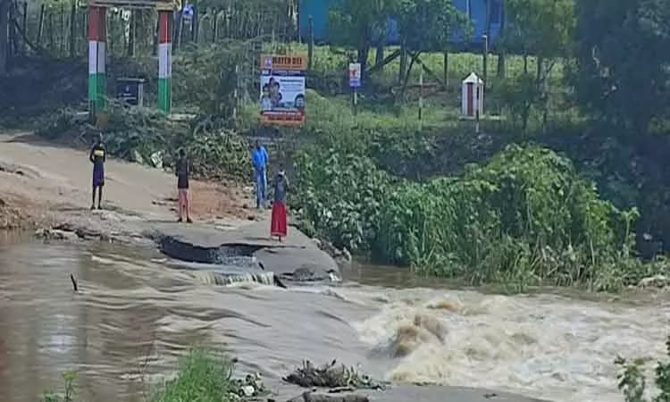 கனமழையால் நொய்யல் ஆற்றில் வெள்ளப்பெருக்கு…. தரைப்பாலம் அடித்துச் செல்லப்பட்டதால் மக்கள் அவதி….!!!