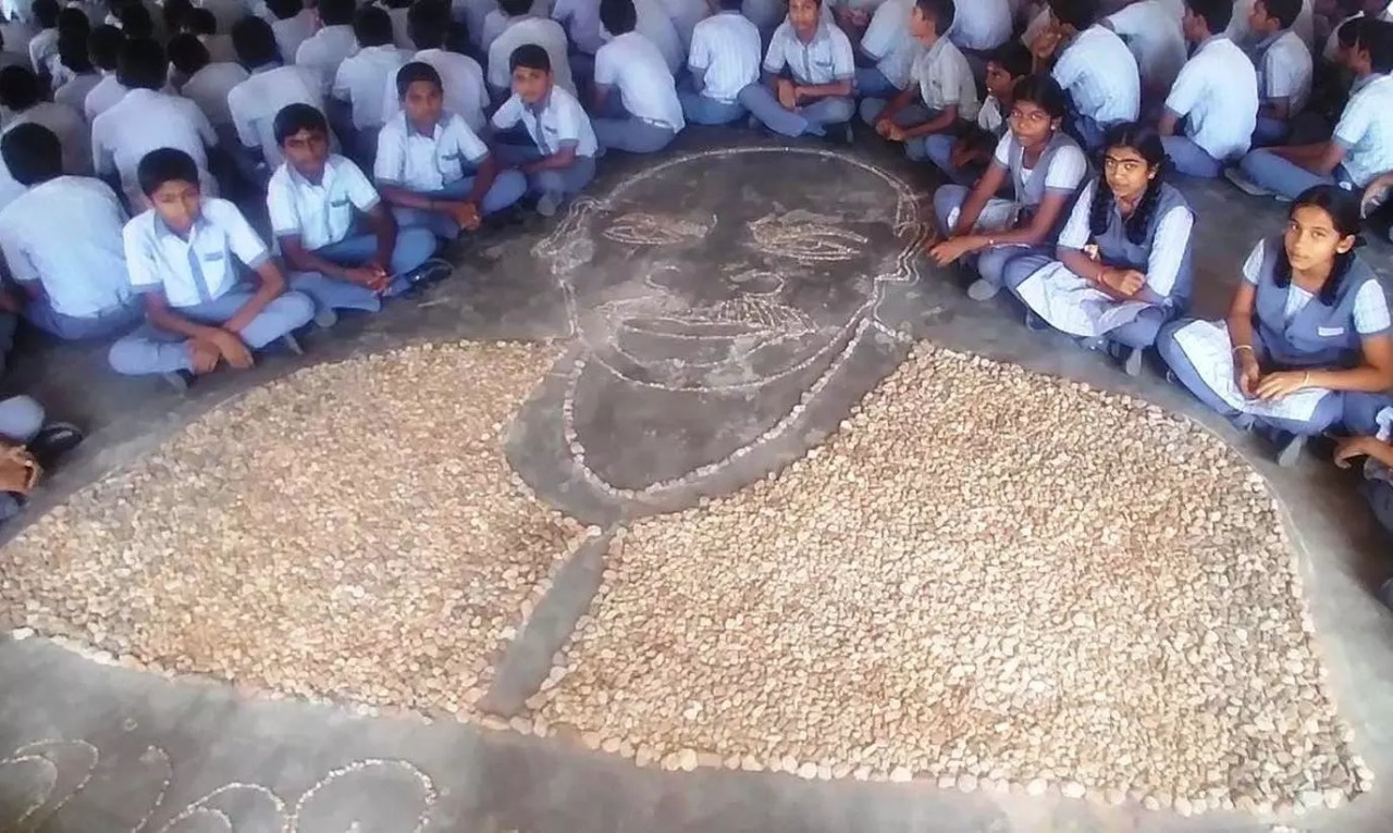 கற்களால் வடிவமைக்கப்பட்ட காமராஜர் சிலை…. செய்து அசத்திய பள்ளி மாணவர்கள்…. குவியும் பாராட்டுக்கள்….!!!!!