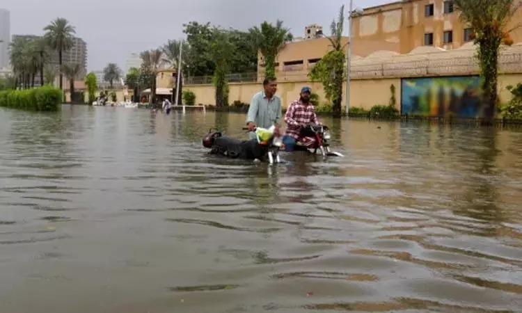 பிரபல நாட்டில் தொடரும் கனமழை  வெள்ளத்தால் 13 பேர் பலி… பெரும் பரபரப்பு சம்பவம்….!!!