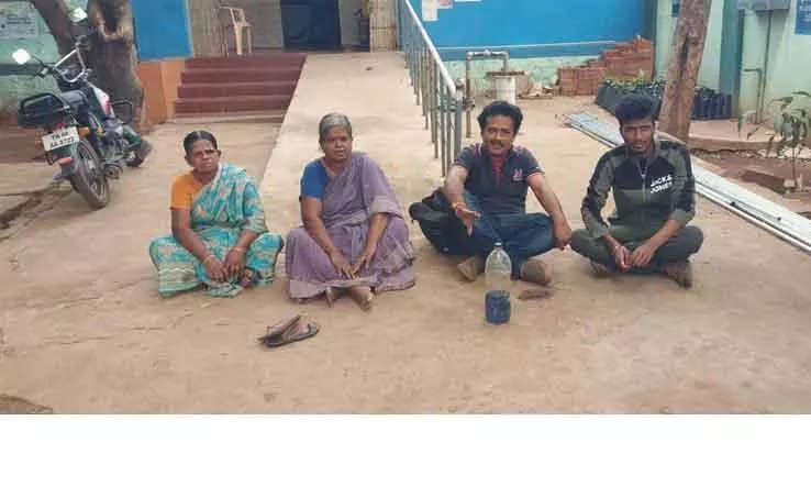 ஊராட்சி மன்ற அலுவலகத்தின் முன்பாக…. மண்ணெண்ணெயுடன் விவசாயி தர்ணா போராட்டம்…. தேனியில் பரபரப்பு….!!!