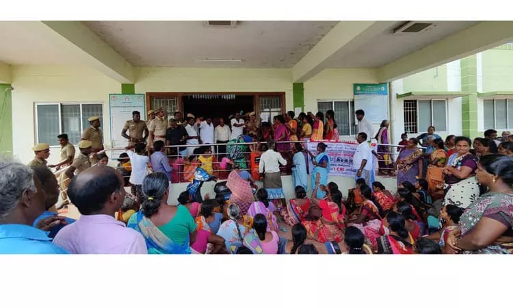 “மாணவி தற்கொலை” உடலை வாங்க மறுக்கும் பெற்றோர்…. தாலுகா அலுவலகத்தை முற்றுகையிட்டதால் பரபரப்பு….!!!