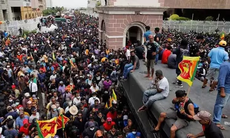 இலங்கையில் நீடிக்கும் போராட்டம்…. பிரதமர் பதவி விலகல்…. வெளியான தகவல்….!!!!