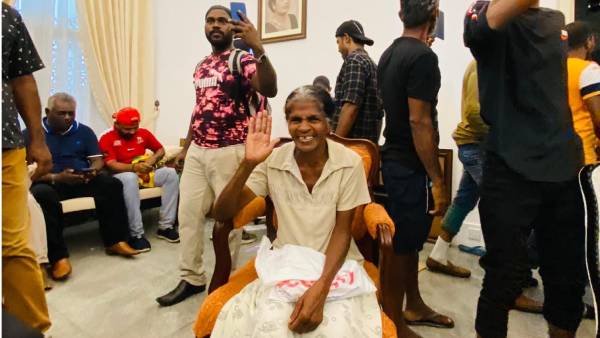 அதிபரின் சிம்மாசனம்….. இணையத்தில் தீயாய் பரவும் புகைப்படம்…. வேற லெவல்…..!!!!