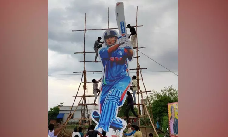 தல தோனியின் பிறந்தநாள்…..  41 அடி உயரத்தில் கட்அவுட் வைத்து….. அசத்திய ரசிகர்கள்….!!!!