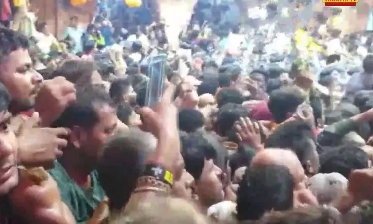 கோவிலில் கூட்ட நெரிசல்…. 2 பக்தர்கள் பலி….. 6 பேர் படுகாயம்…. பரபரப்பு சம்பவம்….!!!