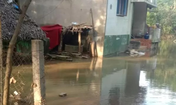 கொட்டி தீர்த்த மழை….. கிராமங்களை சூழ்ந்த தண்ணீர்…. அரசு அதிகாரிகள் செய்த செயல்….!!!!