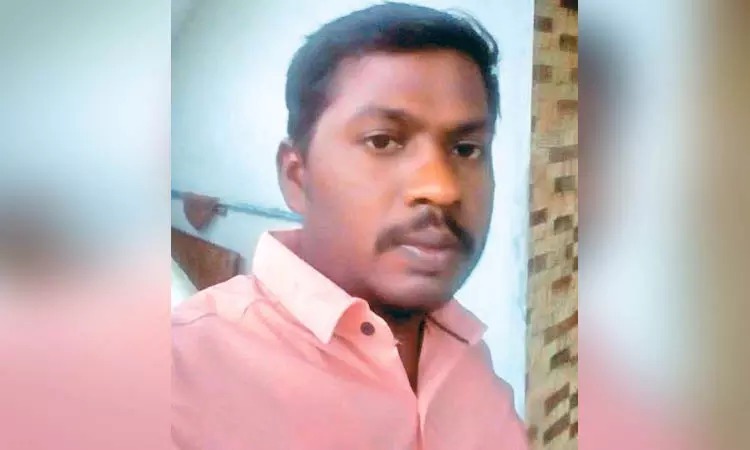 மோட்டார்சைக்கிள் மீது மோதிய லாரி…. நொடியில் பறிபோன உயிர்…. பெரும் சோகம்….!!!!