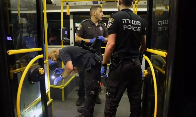 பகீர்…. பிரபல நாட்டில் பஸ் மீது சராமாரி  துப்பாக்கி சூடு….. கர்ப்பிணி  உள்ளிட்ட 8 பேர் படுகாயம்….. பயங்கர சம்பவம்….!!!!