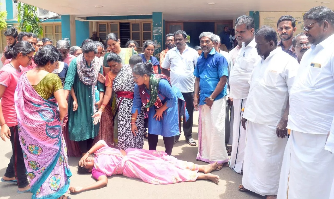 புது மாப்பிள்ளை தற்கொலை…. போலீஸ் அதிகாரி உள்பட 3 பேர் காரணம்…. தாயாரின் பரபரப்பு மனு….!!