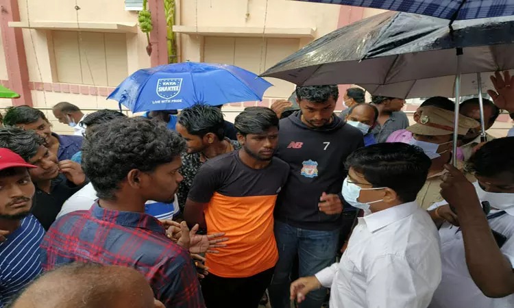 விளையாட்டு மைதானம் ஆக்கிரமிப்பு…. சிரமப்படும் அரசு பள்ளி மாணவர்கள்…. அதிகாரிகள் எடுக்கும் முடிவு என்ன?….!!!!