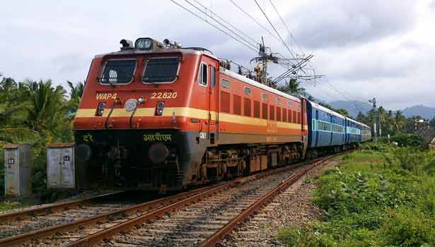 என்ஜினில் சிக்கி 4 கி. மீ தூரம் இழுத்து வரப்பட்ட உடல்….. அலறியடித்து ஓடிய பயணிகள்….. போலீஸ் விசாரணை….!!!