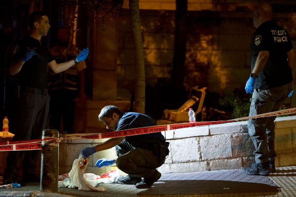 ஜெருசலேமில் பயங்கரம்…. பேருந்து நிலையத்தில் துப்பாக்கிசூடு தாக்குதல்… மூவர் பலி…!!!