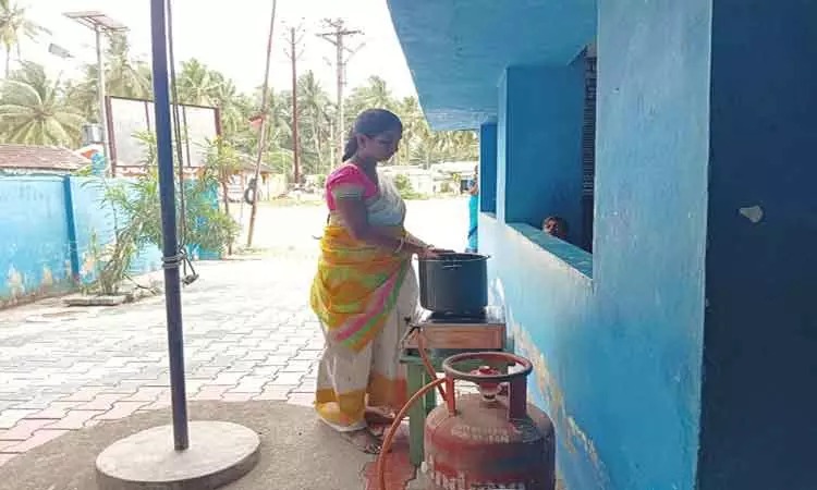 “திறந்த வெளியில் சமையல் பண்றோம்”…. புது கட்டிடம் கட்டி தாங்க…. அரசுக்கு முக்கிய கோரிக்கை….!!!!!