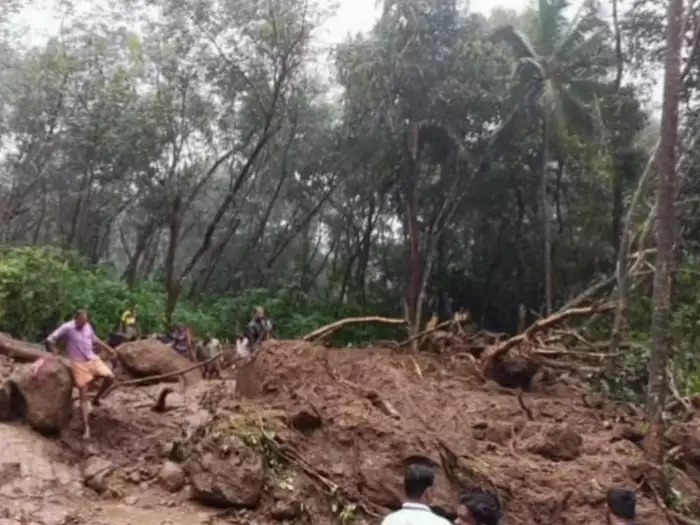 எமனாக வந்த திடீர் மண்சரிவு….  மண்ணுக்குள் குடும்பமே புதைந்த சோகம்….. பதறிப்போன கேரளா….!!!!