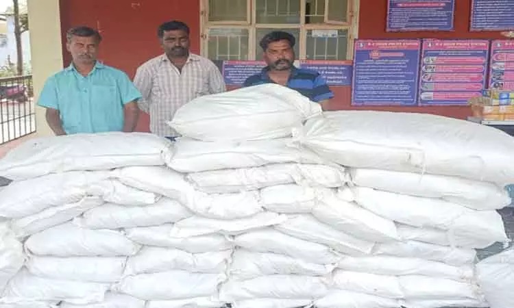 “சட்டவிரோதமான செயல்”…. வசமாக சிக்கிய 3 பேர்…. அதிரடி காட்டிய போலீஸ்….!!!!