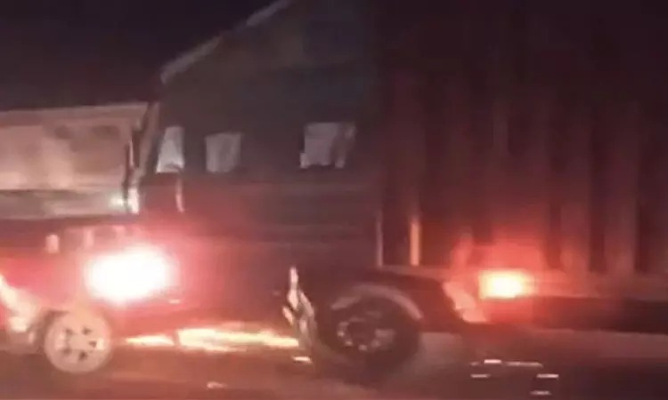 காரில் சென்று கொண்டிருந்த சாமாஜ்வாதி கட்சி தலைவர்….. பின்னர் நடந்த விபரீதம்….. பயங்கர சம்பவம்….!!!