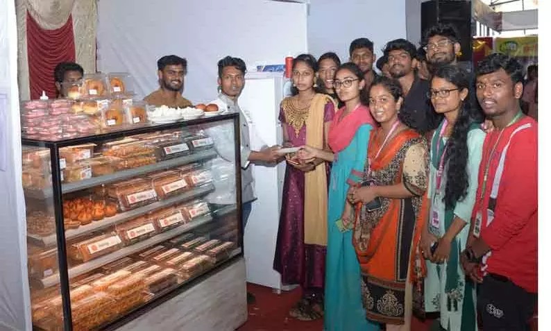 உணவு திருவிழா: போட்டியில் பங்கேற்ற மாணவர்கள்…. வெற்றி பெற்றவர்களுக்கு பரிசு….  எங்கேன்னு தெரியுமா?…!!!!!