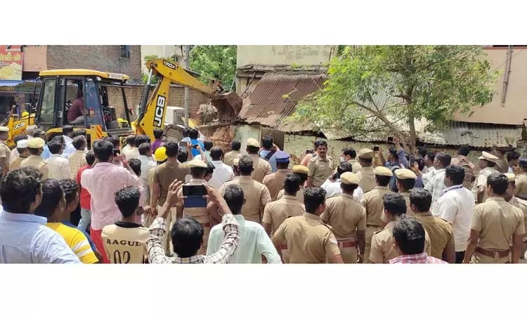 நீர்நிலை ஆக்கிரமிப்புகள்….. அகற்றும் பணியில் ஈடுபட்ட அதிகாரிகள்…. கதறி அழுத பெண்கள்….!!!!