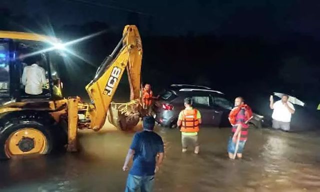 கூகுள் மேப்பை நம்பி…. வெள்ளப்பெருக்கில் சிக்கிய குடும்பம்….. பெரும் பரபரப்பு சம்பவம்…..!!!!