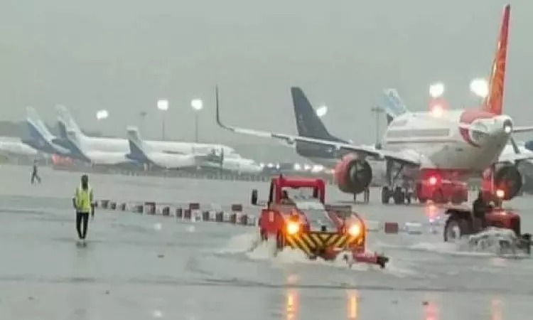வெளுத்து வாங்கிய கனமழை…. பாதிப்படைந்த விமான சேவைகள்…..பயணிகள் அவதி….!!!!