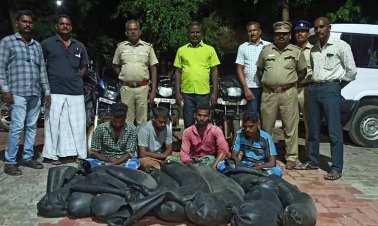 லாரி டியூப்களில் இதுவா இருக்கு?…. 4 வாலிபர்கள் கைது…. போலீஸ் அதிரடி நடவடிக்கை….!!!!