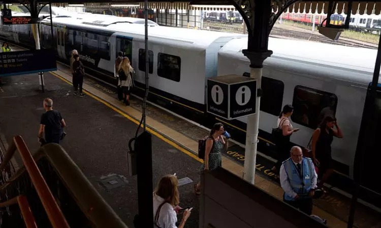 பிரபல நாட்டில் ரயில்வே ஊழியர்கள் போராட்டம்….. ரயில் சேவை பாதிப்பு…. அவதியில் மக்கள்…..!!!!