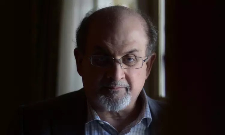 உலகப் புகழ்பெற்ற எழுத்தாளருக்கு கத்தி குத்து…. “கண்பார்வை இழக்கலாம்”….. வெளியான அதிர்ச்சி தகவல்….!!!!