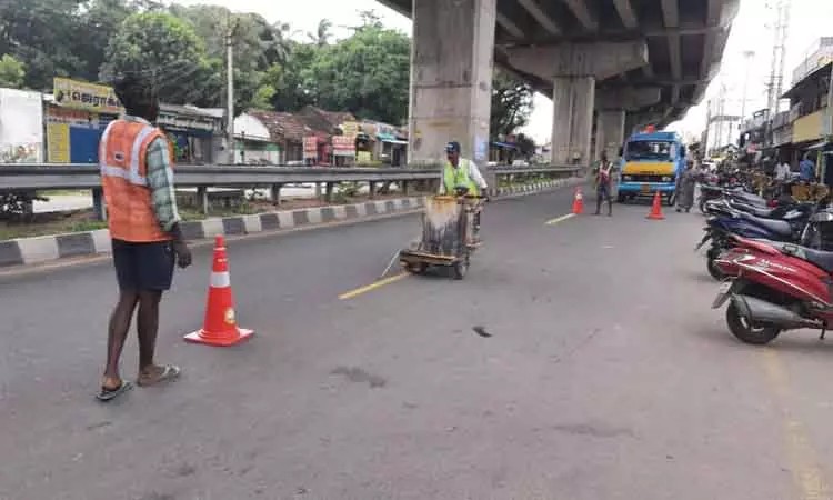 கோவை -பொள்ளாச்சி 4 வழிச்சாலையில் மஞ்சள் நிற கோடுகள்….  தீவிர பணியில் தொழிலாளர்கள்….!!!!