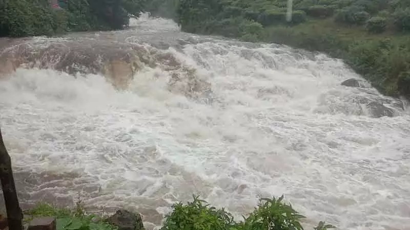 வெளுத்து வாங்கும் மழை!… முறிந்து விழுந்த மரம்…. ஸ்தம்பித்த போக்குவரத்து…. பின் நடந்த சம்பவம்….!!!!