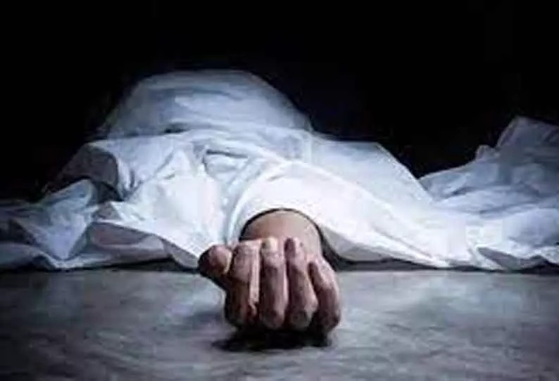 லாரியில் பாய்ந்த மின்சாரம்…. உயிருக்கு போராடியவரை காப்பாற்ற சென்ற நபர் பலி…. பெரும் சோகம்….!!!!