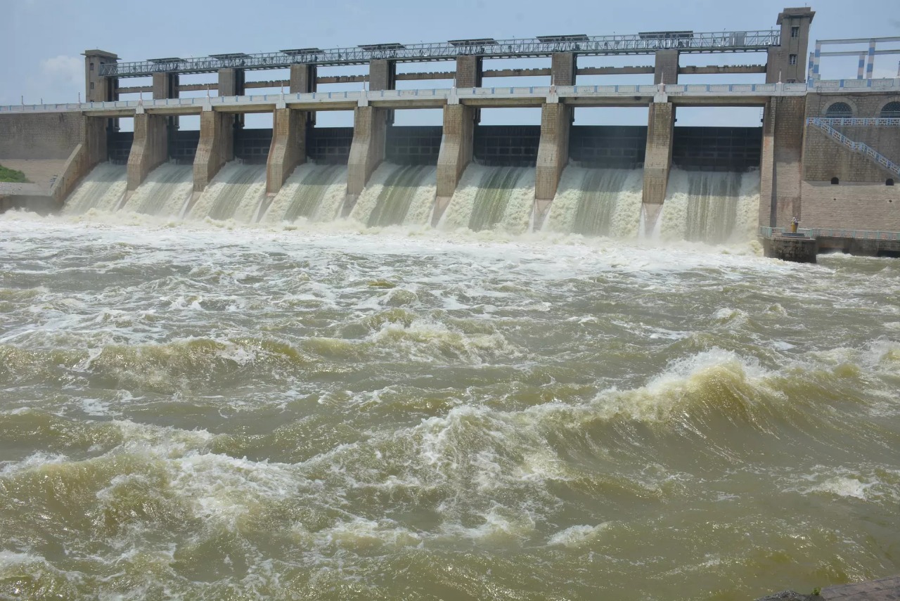 கிருஷ்ணகிரி: அணையில் இருந்து வினாடிக்கு 16,250 கன அடி தண்ணீர்…. அதிகாரி தகவல்…..!!!!