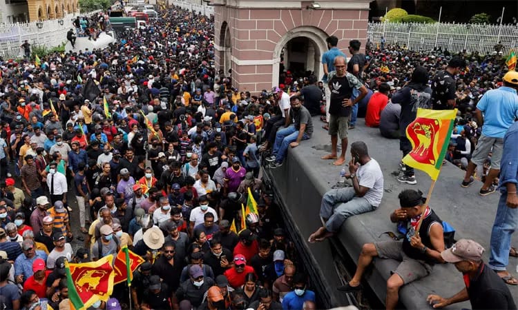 இலங்கை: பொதுமக்கள் போராட்டம்…. காவல்துறையினரை எதிர்த்து நீதிமன்றத்தில் வழக்கு….!!!