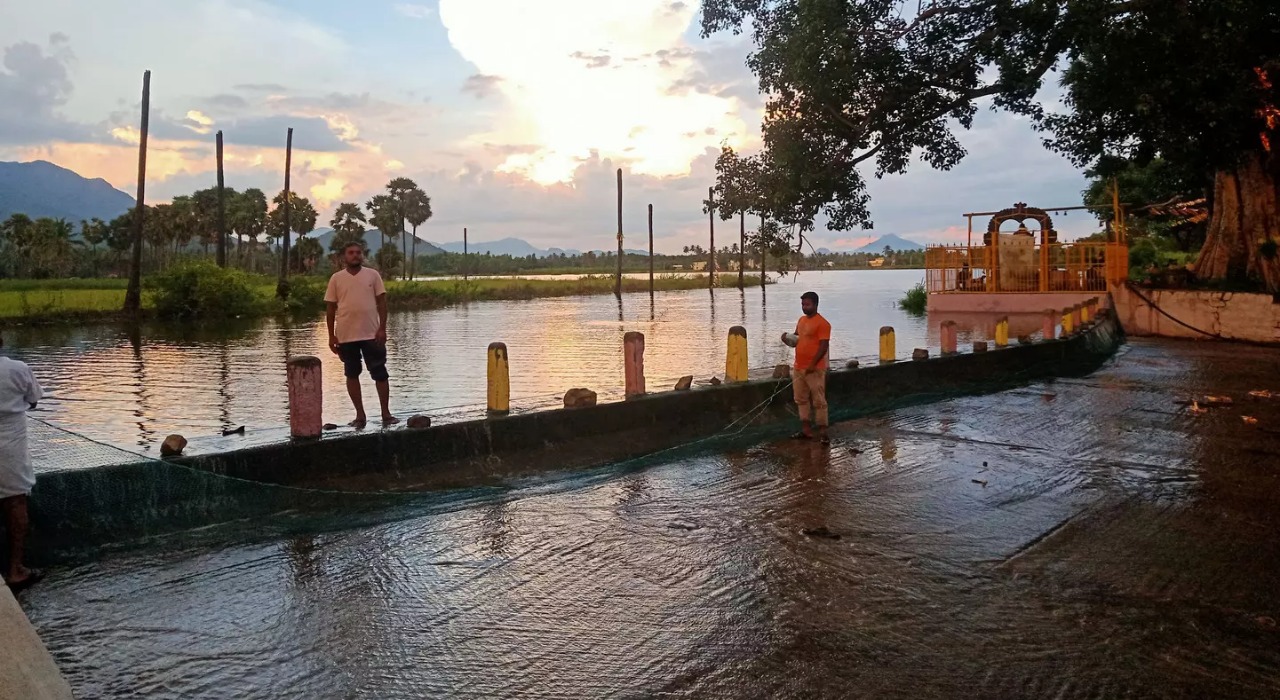 கனமழை எதிரொலி!…. நிரம்பியது கன்னங்குறிச்சி புது ஏரி…. நேர்த்திக் கடன் செலுத்திய மக்கள்….!!!!!