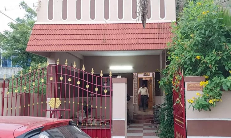 உடைந்து கிடந்த வக்கீல் வீட்டின் பூட்டு…. மர்ம நபர்களின் கைவரிசை…. பெரும் பரபரப்பு….!!!!!